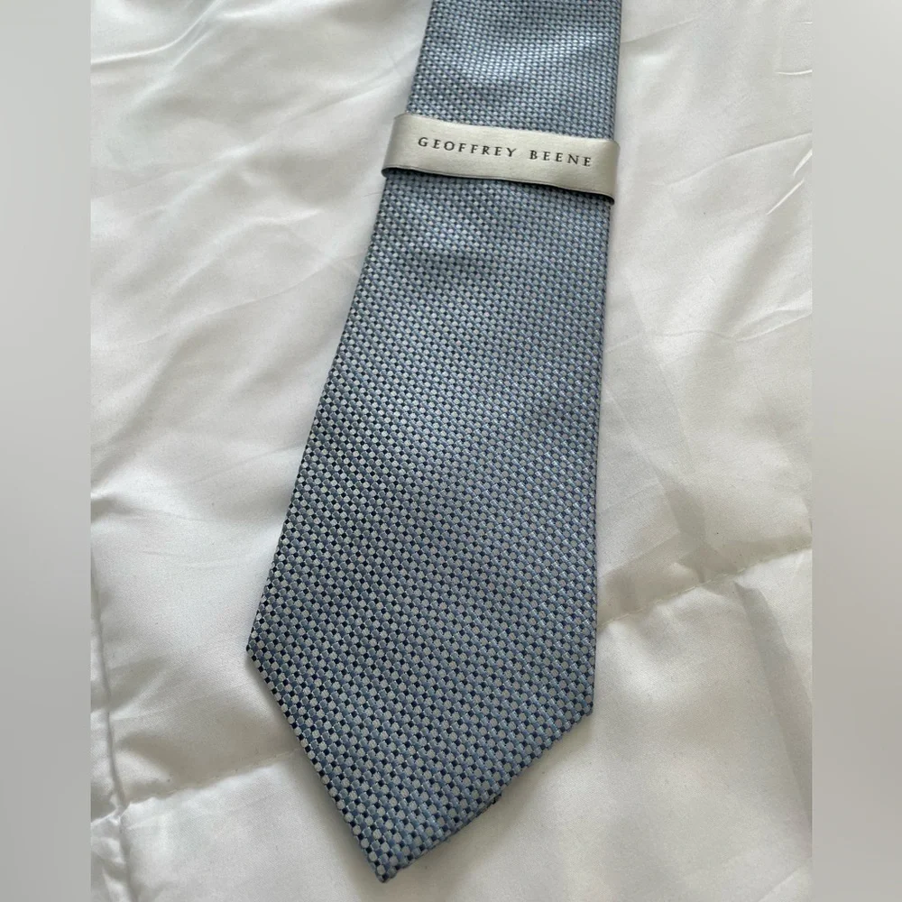 NWT Geoffrey Beene Geometric Satin weave Blue and Silver Tie